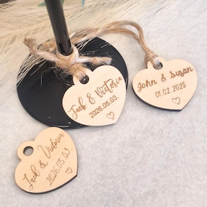 Etiquetas rústicas personalizadas para recuerdo de boda, corazones de madera personalizados, nombres de pareja, fecha, etiquetas de madera CRW1