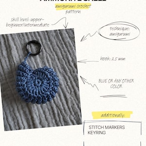 以下が含まれることがあります： 青いかぎ針編みのアンモナイトシェルのキーホルダー。画像には「AMMONITE SHELL」、「amigurumi crochet pattern」、「skill level: upper-beginner/intermediate」、「technique: amigurumi」、「hook: 2.5 mm」と「BLUE OR ANY OTHER COLOR」というテキストが含まれています。