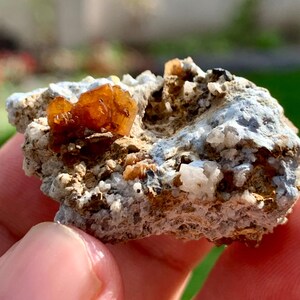 Puede incluir: Un juego de tres tazas de cerámica con un esmalte moteado de color crema. Cada taza presenta un diseño floral pintado a mano en tonos azules, verdes y amarillos. Las tazas tienen una forma sencilla y moderna.