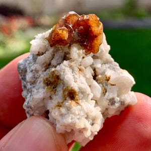 Puede incluir: Un juego de tres tazas de cerámica con un acabado mate moteado. Las tazas son de color crema, gris claro y gris oscuro. Cada taza tiene un diseño simple y minimalista, ideal para café o té.