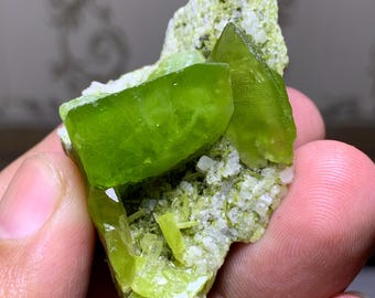 Cúmulo de titanita de esfenas gemelas: cristal de color intenso procedente de Madagascar
