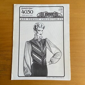 Op de afbeelding: Een zwart-witte illustratie van een vrouw die een gestreept vest draagt met een wit blouse en een zwarte broek. De afbeelding is afkomstig van een vintage naaipatroon voor een strip-quilt vest, getiteld "Stretch & Sew 4030 Ann Person Collectibles".