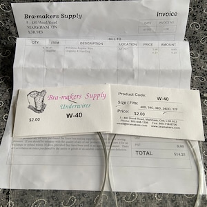 Puede incluir: Primer plano de dos suministros de confección de sujetadores de alambre plateado etiquetados como "W-40" sobre un fondo blanco. El código del producto es "W-40" y la talla se ajusta a 40B, 38C, 36D, 34DD y 32F. El precio es de 2,00 €.