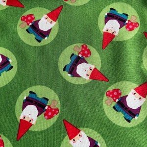 Gnome Punkte Baumwollstoff von Timeless Treasures Hoodies Collection 9583 Verkauft Massenbestand x 44 &quot;Weihnachtsgrüner Hintergrund/Pilz Tomte