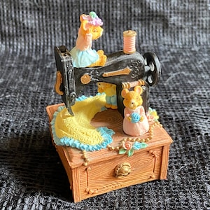 Firma San Francisco Music Box Company, zabytkowa maszyna do szycia, myszki, krawcowa, gra „My Favorite Things”, żywiczny prezent kolekcjonerski dla miłośników pikowania i szycia