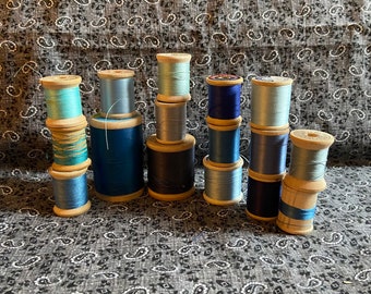 Vintage lot1 of Wooden Thread Spools for Sewing, Crafting, Jewelry - 16 Blue Colors Display/decor wood Belding Corticelli/coats clarks/star