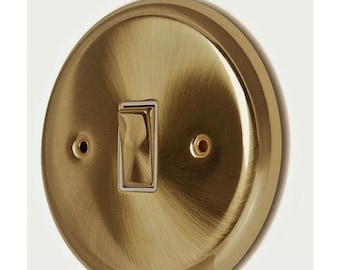 Ronde lichtschakelaar van geborsteld antiek messing: vintage designerstijl