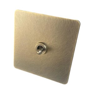 以下が含まれることがあります： 丸い銀色のトグルスイッチが付いた、正方形のブラシ仕上げの真鍮製のライトスイッチプレートです。