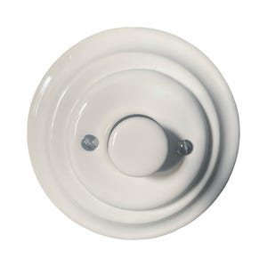 Peut inclure: Un interrupteur de lumière blanc et circulaire avec un bouton central et deux vis visibles. L'interrupteur a un design en gradins, avec des anneaux concentriques créant un effet de superposition. L'esthétique générale est épurée et minimaliste.