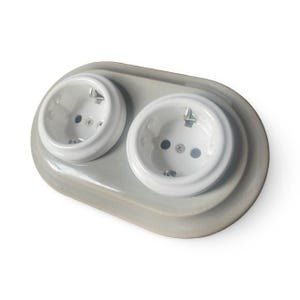 Retro porslinsdubbelt Schuko-uttag: Europeiskt vägguttag