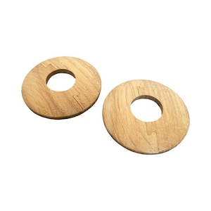Könnte beinhalten: Zwei Holzringe mit einem Loch in der Mitte. Die Ringe sind hellbraun und haben eine natürliche Holzmaserung.
