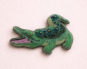 Hand-Beaded Crocodile Brooch: Glass Beads, Layered Greens, Sculptural Detail