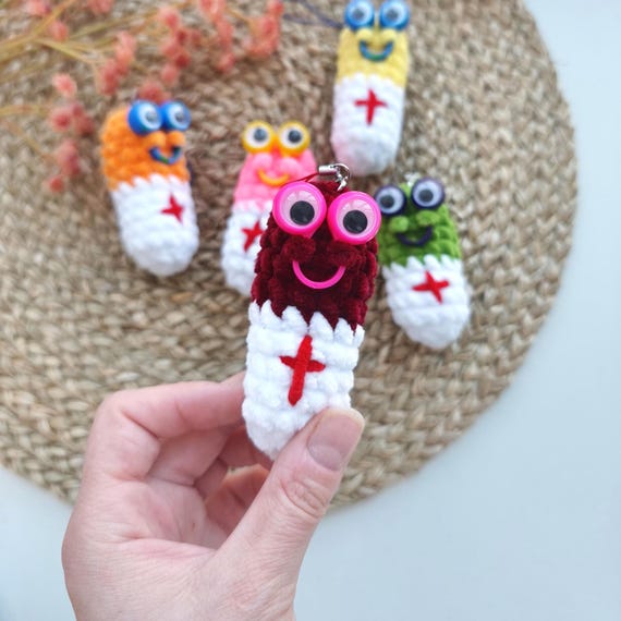 Seelen-Pille Schlüsselanhänger – Lustiges Häkelgeschenk, Anti-Stress Glücksbringer, Handmade Plush Pill