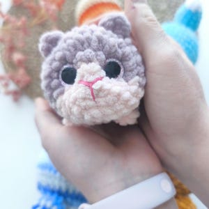 Gehäkelte Katze – KnuddelMiez – kleine Anti-Stress Katze – Handgemachtes Kuscheltier – Amigurumi Cat Plush – Geschenk für Katzenliebhaber afbeelding 5