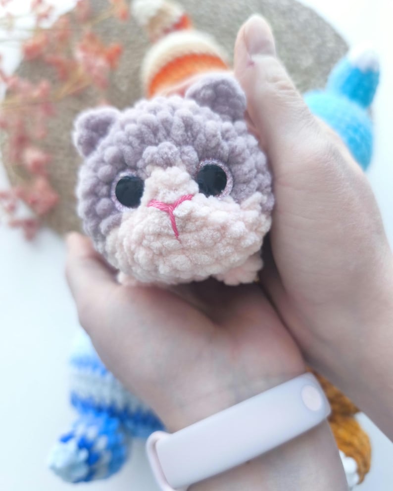 Gehäkelte Katze – KnuddelMiez – kleine Anti-Stress Katze – Handgemachtes Kuscheltier – Amigurumi Cat Plush – Geschenk für Katzenliebhaber afbeelding 5
