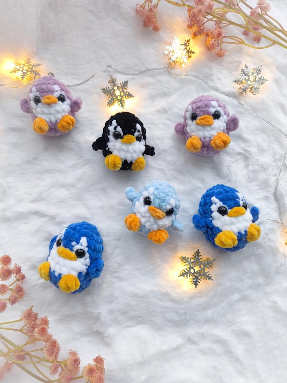 Kleiner gehäkelter Pinguin – Handgemachtes Geschenk, Glücksbringer, Schlüsselanhänger Adventskalender-Überraschung