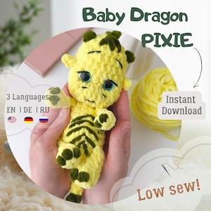Könnte beinhalten: Ein handgehäkelter gelber Baby-Drache mit grünen Akzenten und blauen Augen. Der Drache hat einen gestreiften Bauch. Das Bild enthält den Text "Baby Dragon PIXIE", "3 Languages: EN | DE | RU" und "Instant Download".