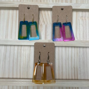 boucles d’oreilles rectangles en résine teintée