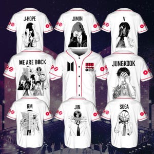Pode incluir: Camisas de beisebol brancas com acabamentos vermelhos e ilustrações em preto e branco. Cada camisa tem um nome impresso nas costas, incluindo "J-HOPE", "JIMIN", "V", "JUNGKOOK", "RM", "JIN" e "SUGA". A camisa central apresenta o logotipo "BTS".