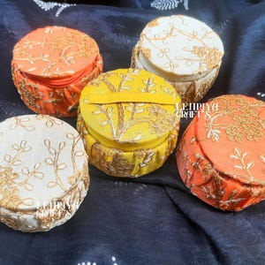 Joyero indio hecho a mano Matka, brazaletes bordados Zari, caja en forma de olla para boda, Haldi Mehandi Puja, regalo de devolución de boda
