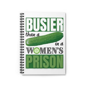 Geschäftiger als eine Gurke im Frauengefängnis, unangemessenes Geschenk, lustiges Geschenk, Sinn für Humor, Spiralnotizbuch - liniert