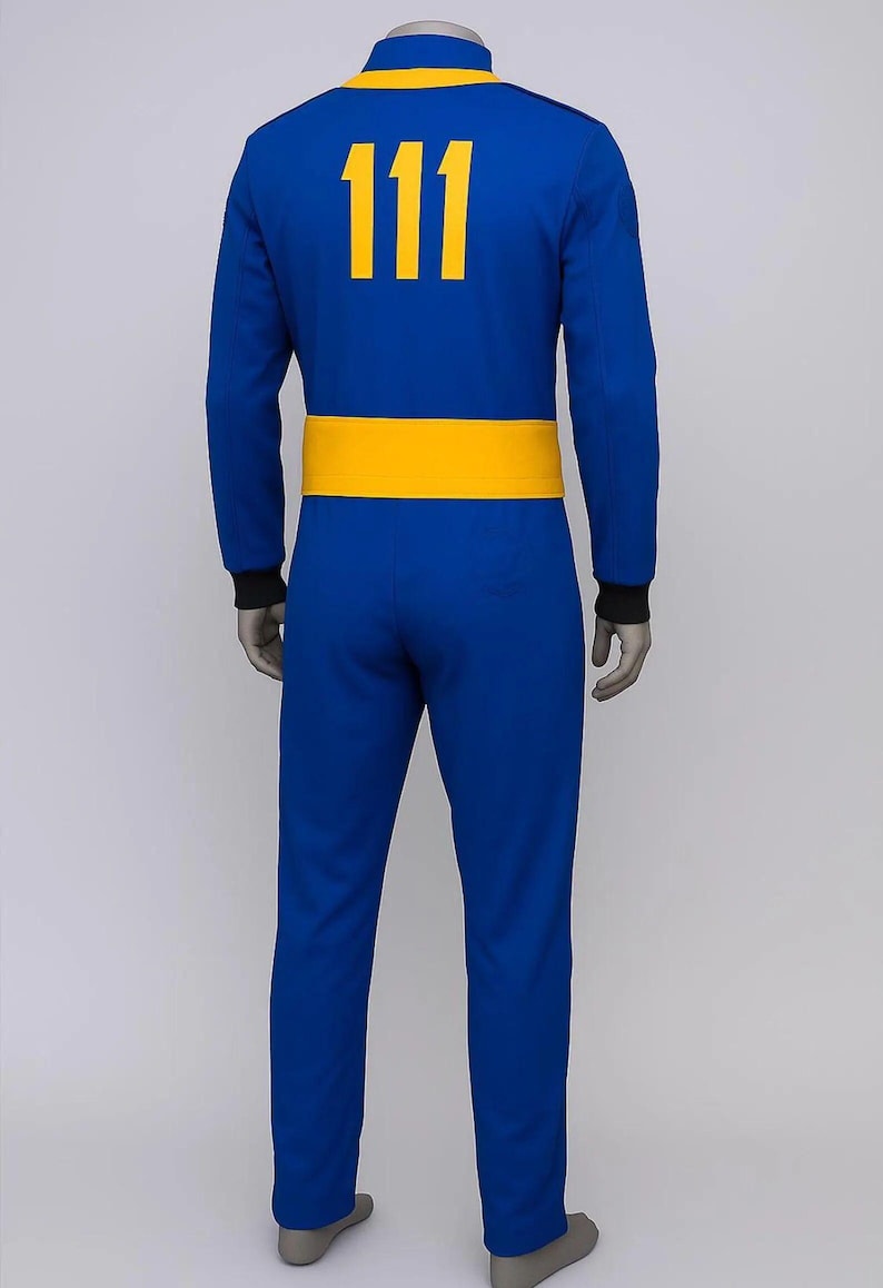 Op de afbeelding: Blauw jumpsuit met een gele tailleband en het nummer 111 in het geel op de rug gedrukt. De jumpsuit heeft lange mouwen met zwarte manchetten. Een cosplay kostuum.