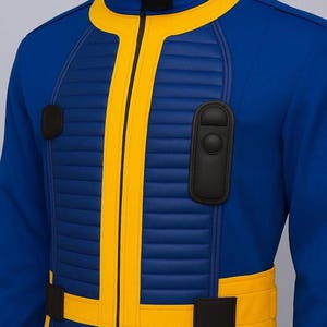 Op de afbeelding: Blauw en gele jumpsuit met een hoge kraag en zwarte accenten. Het kostuum heeft een verticale gele streep aan de voorkant, een gele riem en zwarte patches. De borst heeft een gewatteerd ontwerp.