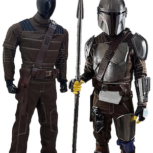 Pu&ograve; includere: Due costumi integrali su manichini. Uno &egrave; una tuta marrone con tracolla e cintura multiuso. L'altro &egrave; un costume in stile Mandaloriano con elmetto, corazza e pantaloni marroni. Una lancia &egrave; tenuta dal manichino.