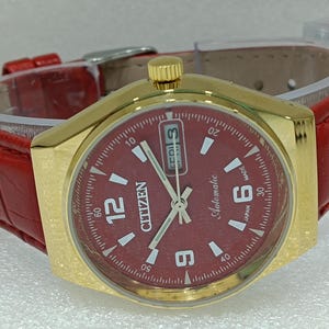 Reloj automático Citizen vintage: esfera roja, día y fecha, fabricado en Japón.