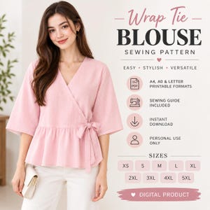 Puede incluir: Un patrón de costura para blusa cruzada de color rosa claro con cuello en V, mangas tres cuartos y lazo lateral. El texto incluye Wrap Tie BLOUSE SEWING PATTERN, EASY STYLISH VERSATILE, A4, A0 & LETTER PRINTABLE FORMATS, SEWING GUIDE INCLUDED, INSTANT DOWNLOAD, PERSONAL USE ONLY, SIZES XS-5XL y DIGITAL PRODUCT.