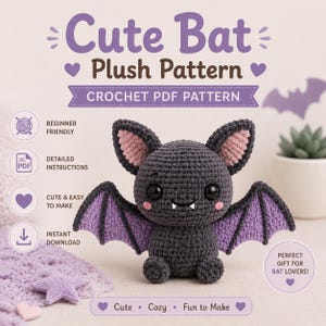 Può includere: Un modello di uncinetto per un peluche a forma di pipistrello con un design carino. Il pipistrello è grigio con orecchie rosa e ali viola. L'immagine include il testo "Cute Bat Plush Pattern" e "Crochet PDF Pattern". Il modello è facile per i principianti.