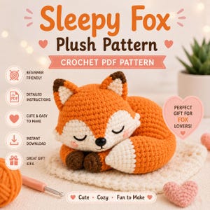 Op de afbeelding: Een gehaakte vossenknuffel in oranje en wit, slapend afgebeeld. De afbeelding bevat de tekst "Sleepy Fox Plush Pattern" en "Crochet PDF Pattern". Het patroon wordt beschreven als beginnersvriendelijk en een geweldig cadeau-idee, met gedetailleerde instructies.