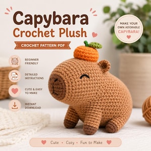 Puede incluir: Un peluche de capibara tejido a ganchillo, marrón con un sombrero naranja y una hoja verde. La imagen incluye el texto "Capybara Crochet Plush" y "Crochet Pattern PDF". El texto también dice "Make your own adorable capybara!" El peluche tiene ojos y pies negros.