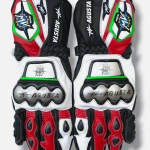 Peut inclure: Paire de gants de moto aux couleurs vives. Les gants arborent un design noir, blanc, rouge et vert, avec le logo "MV AGUSTA". Ils présentent des éléments de protection et une esthétique sportive, pour une utilisation sur moto.