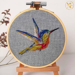Hand Embroidered Hummingbird Hoop Art – Colorful Bird Embroidery Wall Decor – Modern Nature-Inspired Needlework Gift