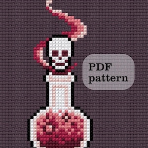 Może przedstawiać: Wzór haftu krzyżykowego butelki z miksturą z czaszką na górze, emitującą różową parę. Butelka jest wypełniona ciemnoczerwonym płynem. Tekst "PDF pattern" znajduje się w zaokrąglonym prostokącie.