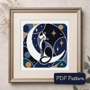 Peut inclure: Un modèle de point de croix représentant un chat noir et blanc assis sur un croissant de lune blanc sur un ciel nocturne bleu foncé avec des étoiles dorées et des formes circulaires. Le motif est encadré et inclut le texte PDF Pattern.