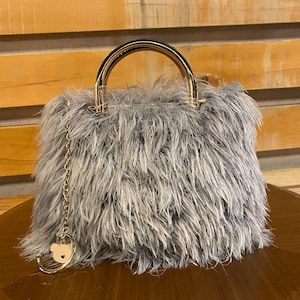 Handgefertigte Kunstfell Tasche – Elegante Graue Pelztasche mit Gold und Glänzenden Stein Griffen – Luxuriöse Statement Tasche für den Abend und besondere Anlässe