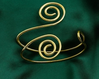 Manchette spirale dorée : bracelet bohème réglable sur la partie supérieure du bras