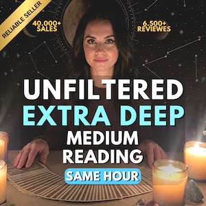 Könnte beinhalten: Eine Person mit dunklem Haar sitzt an einem Tisch mit einem aufgefächerten Tarotkartendeck und drei brennenden Kerzen. Textüberlagerungen zeigen: RELIABLE SELLER, 40.000+ SALES, 6.500+ REVIEWS, UNFILTERED EXTRA DEEP MEDIUM READING und SAME HOUR.