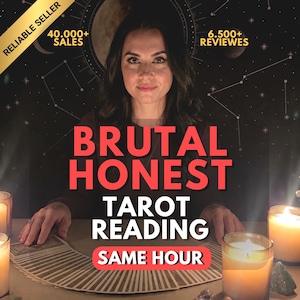 以下が含まれることがあります： BRUTAL HONEST TAROT READING SAME HOUR、40,000+ SALES、6,500+ REVIEWSというテキストが記載されたタロット占いの広告。テーブルの向こう側に座る人物と、扇状に広げられたタロットカード、そして両脇に置かれた2本の火のついたキャンドルが写っている。