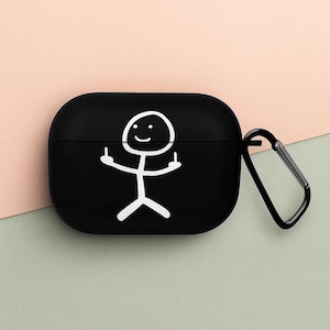 Könnte beinhalten: Schwarzes AirPod-Case mit einer weißen Strichmännchen-Grafik. Das Strichmännchen zeigt den Mittelfinger. Das Case hat einen schwarzen Karabinerhaken. Der Hintergrund ist hellrosa und hellgrün.