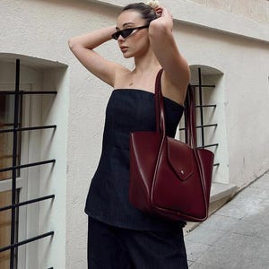 Bordeaux Schultertasche mit passendem Schminktäschchen – Kunstleder, Magnetverschluss, Elegant & Vielseitig
