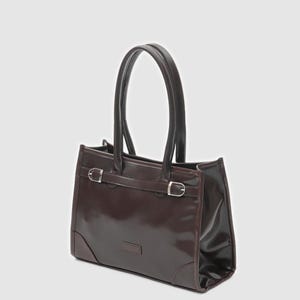 Dunkelbraune Schultertasche aus Kunstleder – Reißverschluss, Ein Hauptfach, Robuste Metallakzente, Stylische Alltagstasche