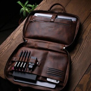 Porter Sac Organisateur en Cuir pour MacBook,Compatible avec les MacBooks 13", 14" et 16", Nombreux Compartiments, Pratique pour les Voyages