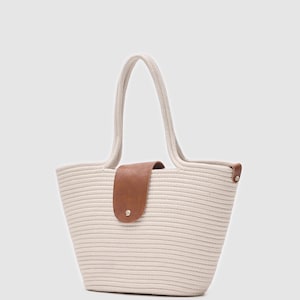 Handgefertigte Strohtasche mit Cremefarbener Klappe – Boho Schultertasche – Magnetverschluss – Natürliche Sommertasche – Ein Fach