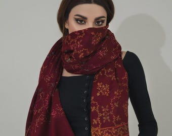 Burgunderfarbener Wollschal mit Stickerei, florales Wolltuch, Vintage-Winterschal, eleganter Damenschal, Boho-Wollstola, Designergeschenk für Sie