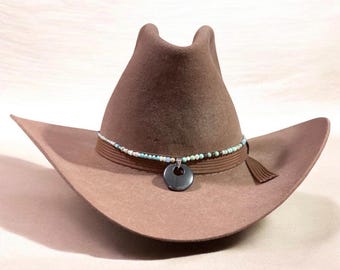 Hutbänder für Cowgirls und Cowboys. Silberkette, Lebensbaum-Anhänger, Holz, Treibglas, Meeresschildkröte sind nur einige der verfügbaren Anhänger.