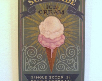 Può includere: Un cartello in stile vintage per Sunnyside Ice Cream, con un'illustrazione dipinta a mano di un cono gelato rosa con un vortice che cola. Il cartello ha uno sfondo verde scuro con accenti dorati e il testo "Sunnyside Ice Cream" in un font stilizzato. Il cartello include anche i prezzi per i coni gelato singoli, doppi e tripli e il testo "Dal 1924".