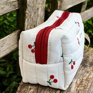 Borsa per il trucco in cotone trapuntato carina / Piccola pochette per cosmetici per ragazze / Astuccio con cerniera per i viaggi / Organizer per articoli da toeletta con ricamo morbido